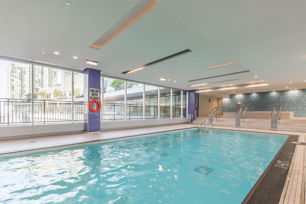 Apartament Gorgeous 1Br W/Parking Across The Scotiabank Arena Toronto Zewnętrze zdjęcie