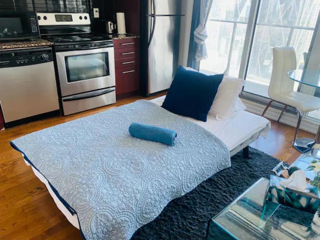 Apartament Gorgeous 1Br W/Parking Across The Scotiabank Arena Toronto Zewnętrze zdjęcie