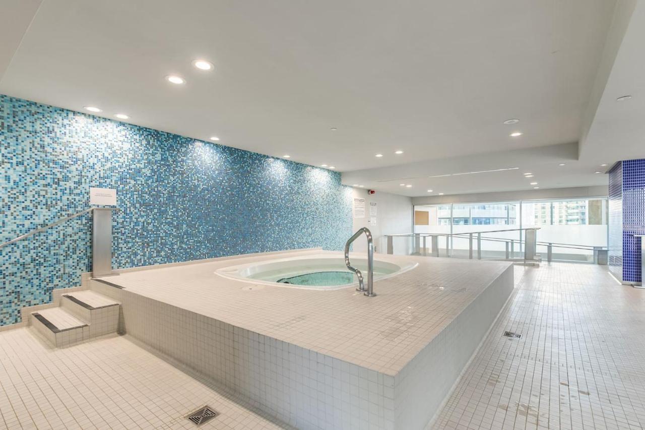 Apartament Gorgeous 1Br W/Parking Across The Scotiabank Arena Toronto Zewnętrze zdjęcie
