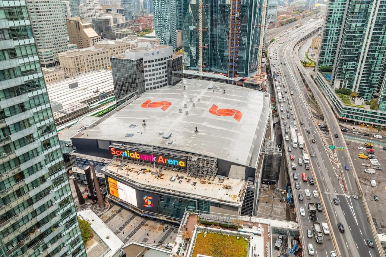 Apartament Gorgeous 1Br W/Parking Across The Scotiabank Arena Toronto Zewnętrze zdjęcie