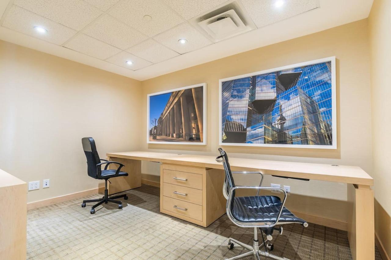 Apartament Gorgeous 1Br W/Parking Across The Scotiabank Arena Toronto Zewnętrze zdjęcie