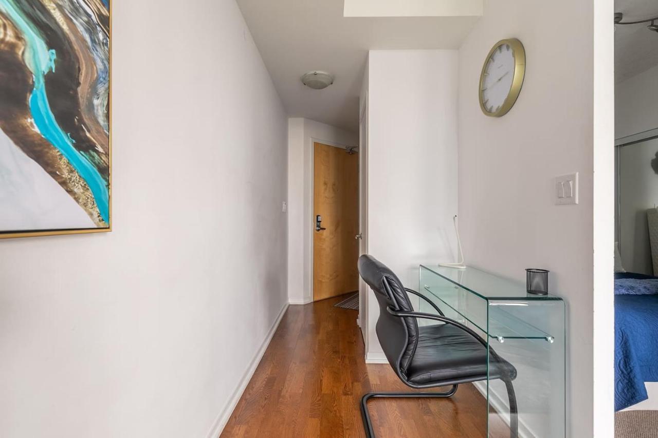 Apartament Gorgeous 1Br W/Parking Across The Scotiabank Arena Toronto Zewnętrze zdjęcie